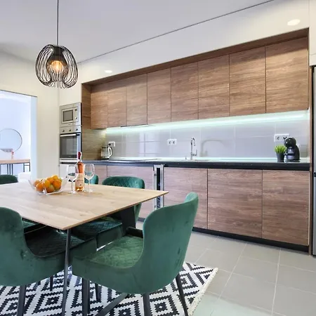Beautiful Two-bedroom Seaside In Apartment *