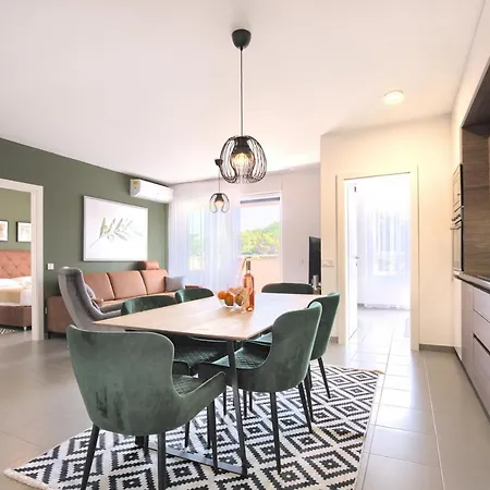 Apartment Beautiful Two-bedroom Seaside In