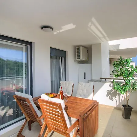 Beautiful Two-bedroom Seaside In Premantura