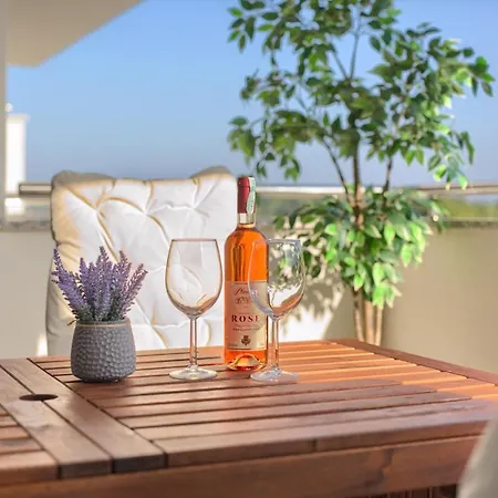 Beautiful Two-bedroom Seaside In Apartment *