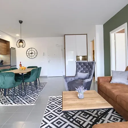 Beautiful Two-bedroom Seaside In Apartment *