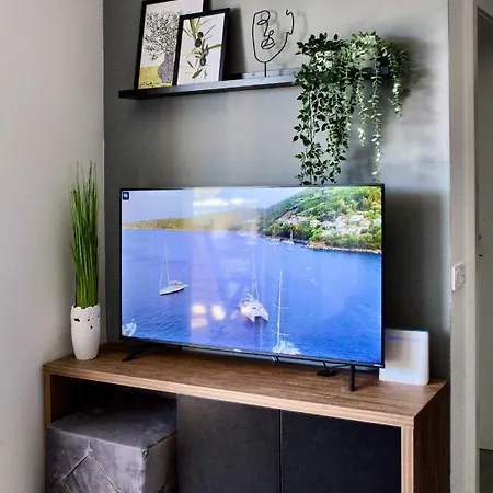 Apartment Beautiful Two-bedroom Seaside In *