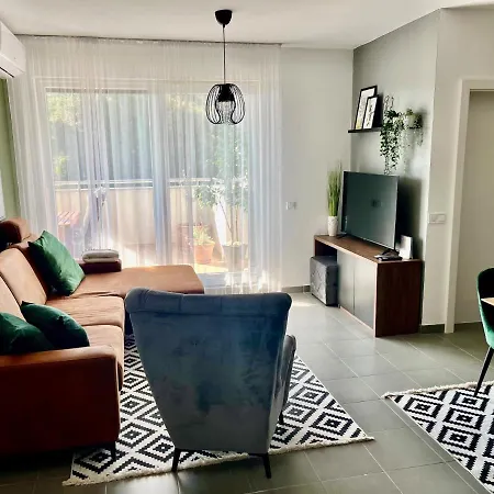 Beautiful Two-bedroom Seaside In Apartment *
